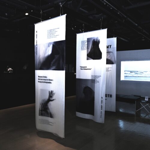 写真展「MY FOCAL LENGTH」を開催中の古屋呂敏は、俳優、ファッションモデル、フォトグラファー、映像クリエイターと多彩な顔を持つ