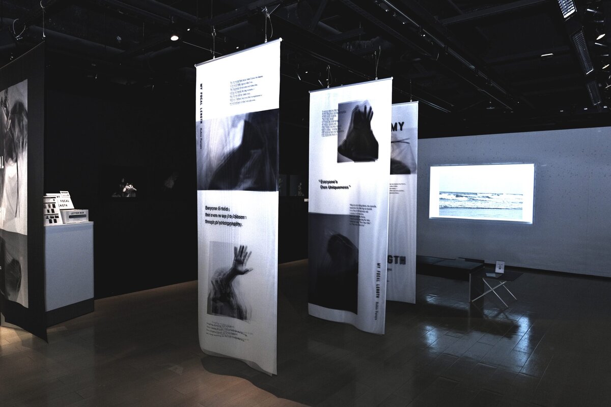 写真展「MY FOCAL LENGTH」を開催中の古屋呂敏は、俳優、ファッションモデル、フォトグラファー、映像クリエイターと多彩な顔を持つ