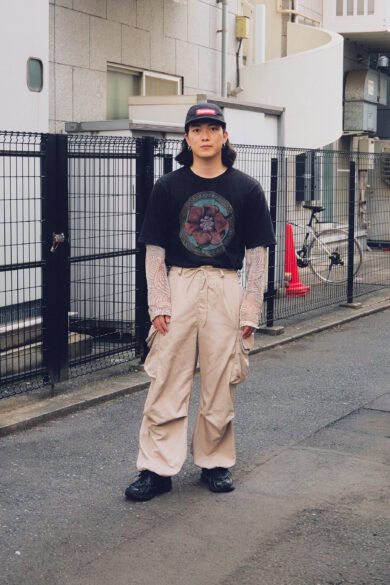 【スナップ】抑えた色数とトップスのシアーなレイヤードがポイント。ほのかに漂わせるストリートの匂い