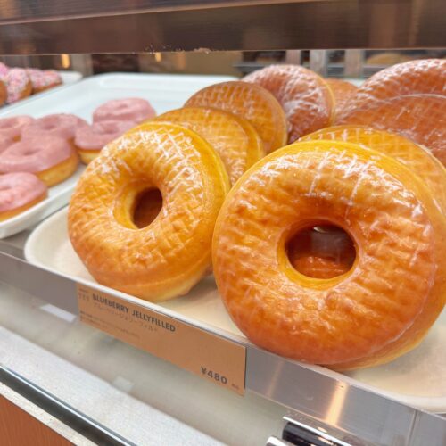 店内もランディーズドーナツならではの色とりどりの40種以上のドーナツをディスプレイ