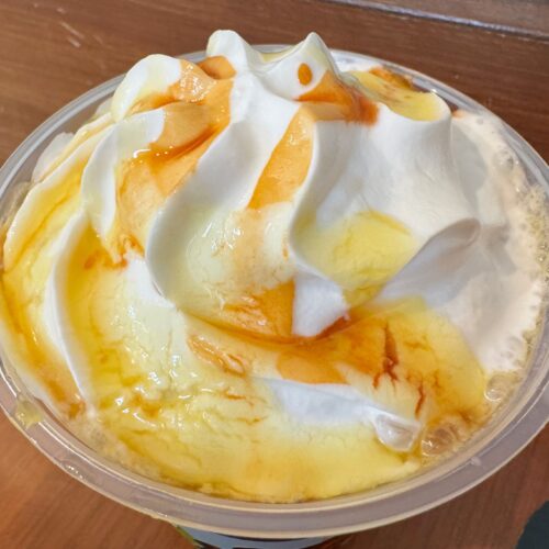 上部のホイップクリームの上には本商品の肝でもある“ホットハニー”がたっぷりトッピング