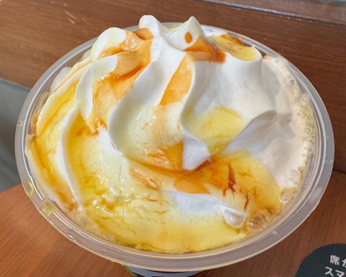 上部のホイップクリームの上には本商品の肝でもある“ホットハニー”がたっぷりトッピング