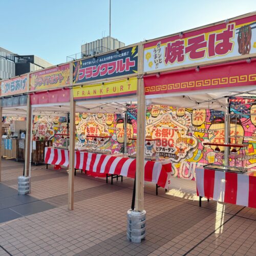 会場にはお祭り気分を盛り上げる屋台がずらりと並ぶ