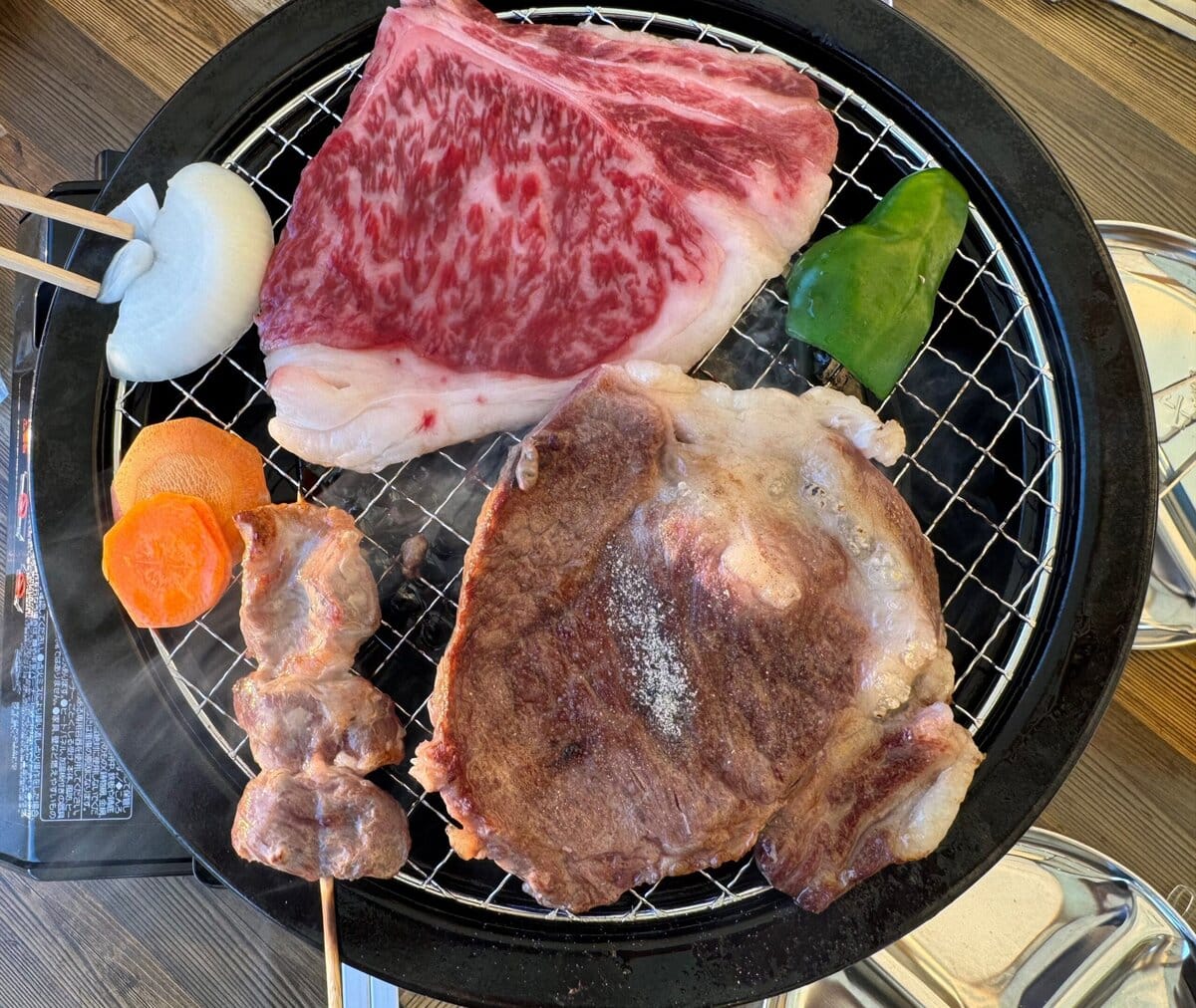 和牛ロースステーキは、ジューシーな甘みがあって美味しい。