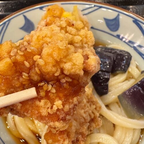 にんにく醤油ベースの特製だれで味付けした唐揚げは、噛むたびにジュワっと旨味があふれ出してきて箸が止まらなくなる旨さ