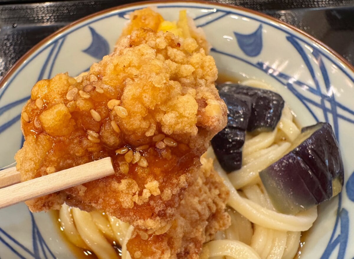 にんにく醤油ベースの特製だれで味付けした唐揚げは、噛むたびにジュワっと旨味があふれ出してきて箸が止まらなくなる旨さ