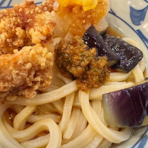 5月9日より新たに追加された“しび辛ラー油”をトッピング！