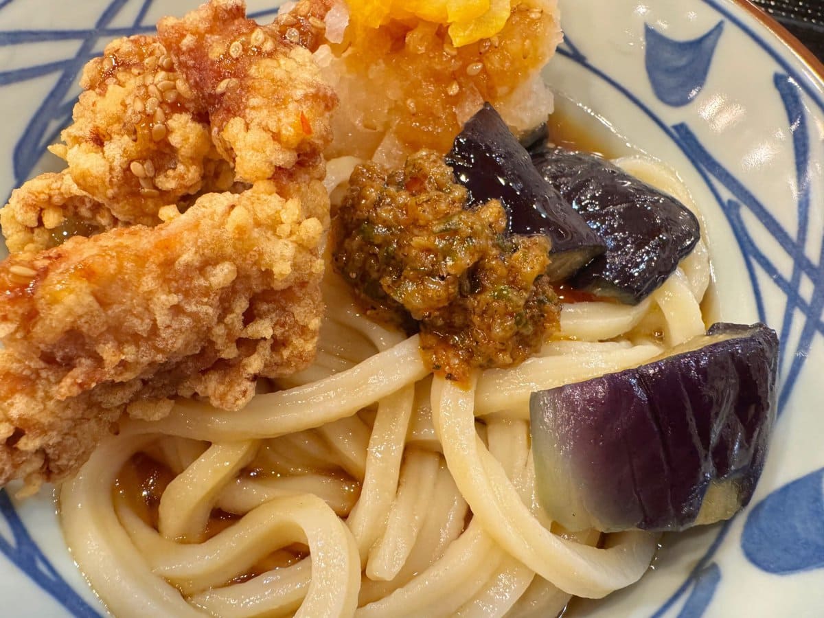 5月9日より新たに追加された“しび辛ラー油”をトッピング！