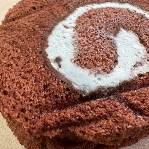 ひとくち食べると、チョコスポンジの柔らかな甘みとミントクリームの爽やかさが口いっぱいに広がって幸せな気分に！