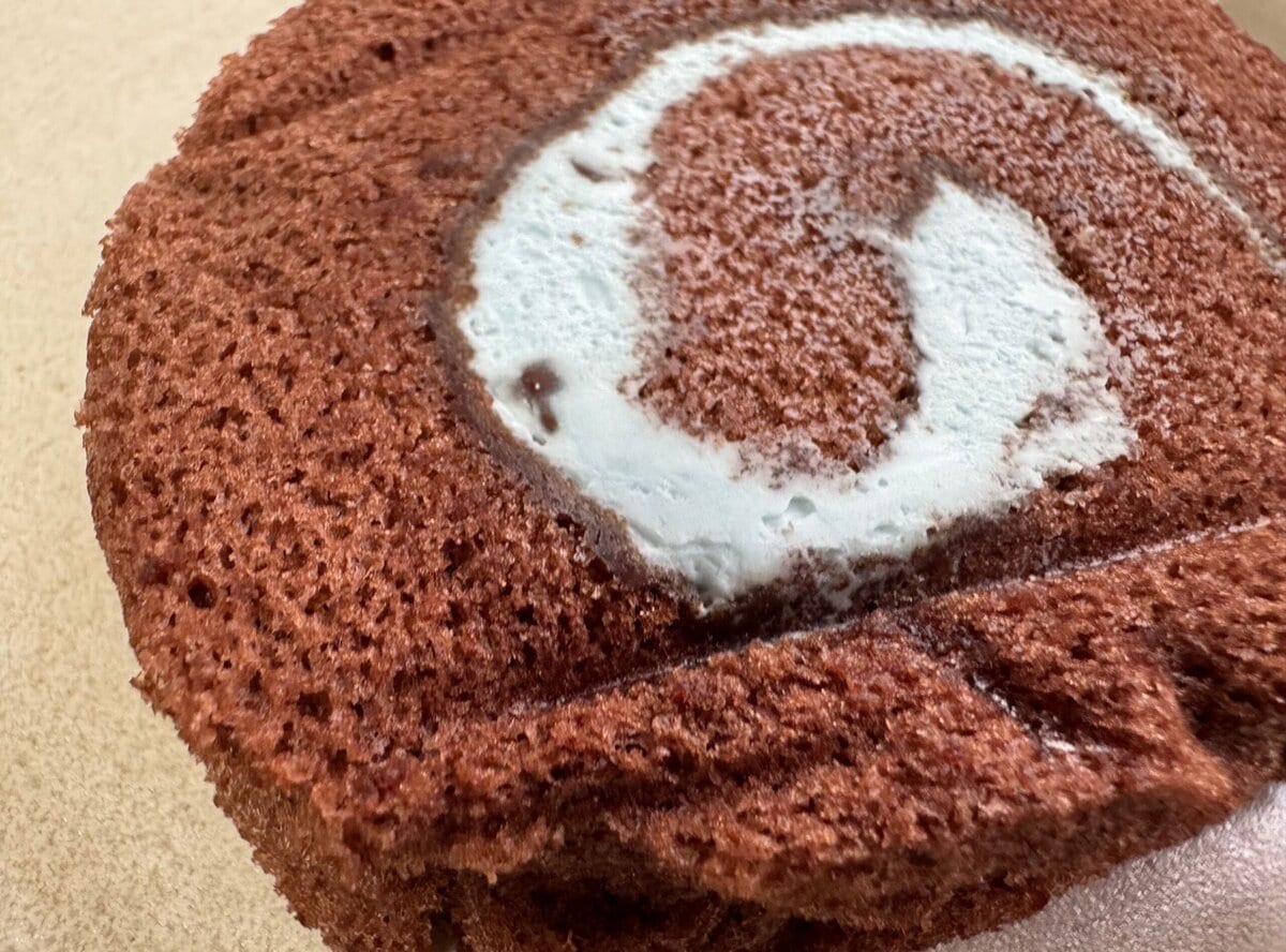 ひとくち食べると、チョコスポンジの柔らかな甘みとミントクリームの爽やかさが口いっぱいに広がって幸せな気分に！
