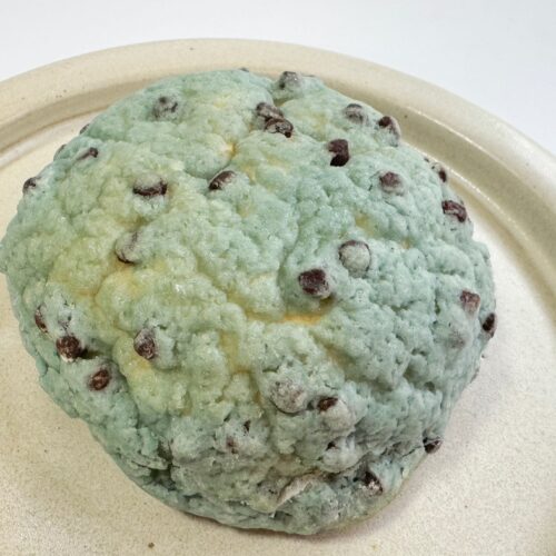 これでもかというほどチョコミント全開なメロンパン