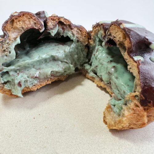 コーティングされたビターチョコとミントクリームのコンビネーションは、甘いものが苦手な人でもチャレンジしやすい大人の味わい