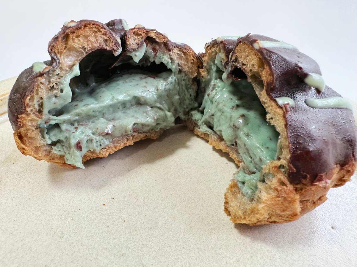 コーティングされたビターチョコとミントクリームのコンビネーションは、甘いものが苦手な人でもチャレンジしやすい大人の味わい