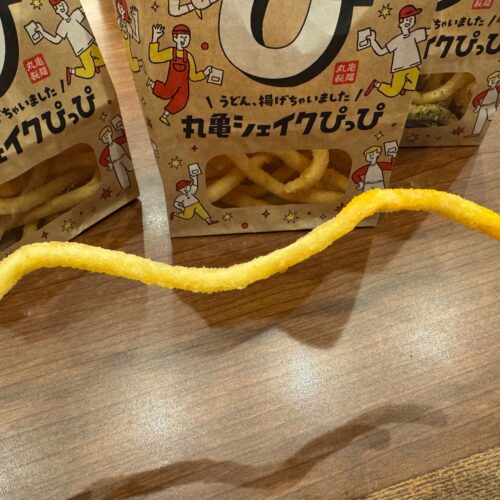 うどんスナックならではの不揃いさが良い感じ