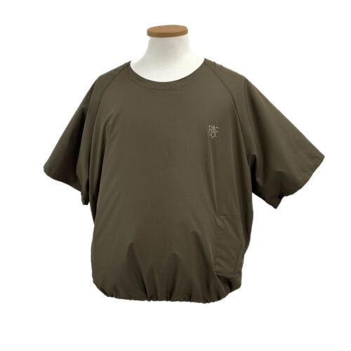 スマートに仕立てた1枚でありながらTシャツ本来の汎用性を備えているため、幅広いコーディネートで活躍してくれる。