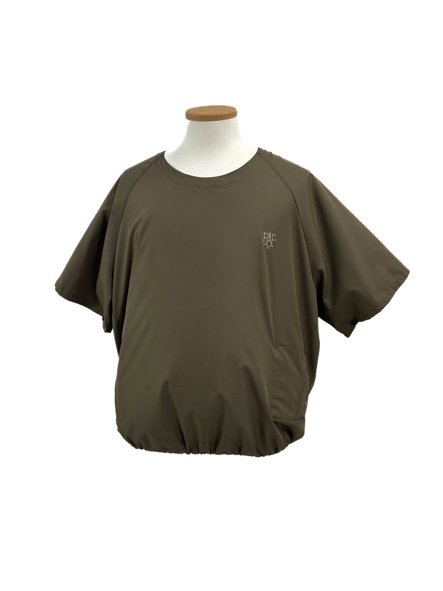 スマートに仕立てた1枚でありながらTシャツ本来の汎用性を備えているため、幅広いコーディネートで活躍してくれる。