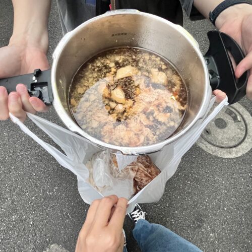スープは鍋に、チャーシューと生麺はビニール袋に入れて提供してもらえます