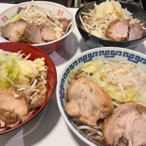 最後に刻んだにんにくと厚切りのチャーシューを乗せたら完成！