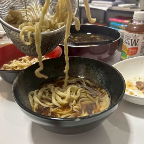いざ調理開始！カタメ至上主義の筆者は6分で切り上げることで、見事店舗と同じ硬さの再現に成功
