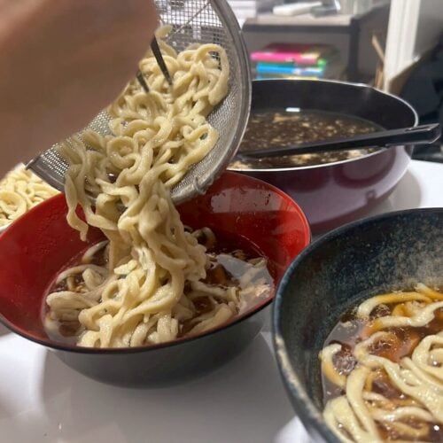 茹であがった麺を均等に分けていきます
