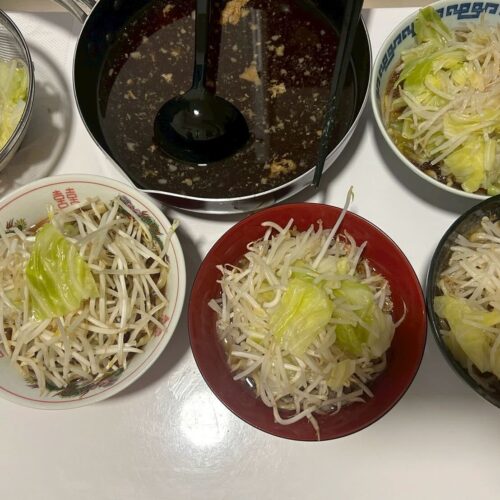 麺を分けたらその上に野菜たちを山盛りに乗せていきます