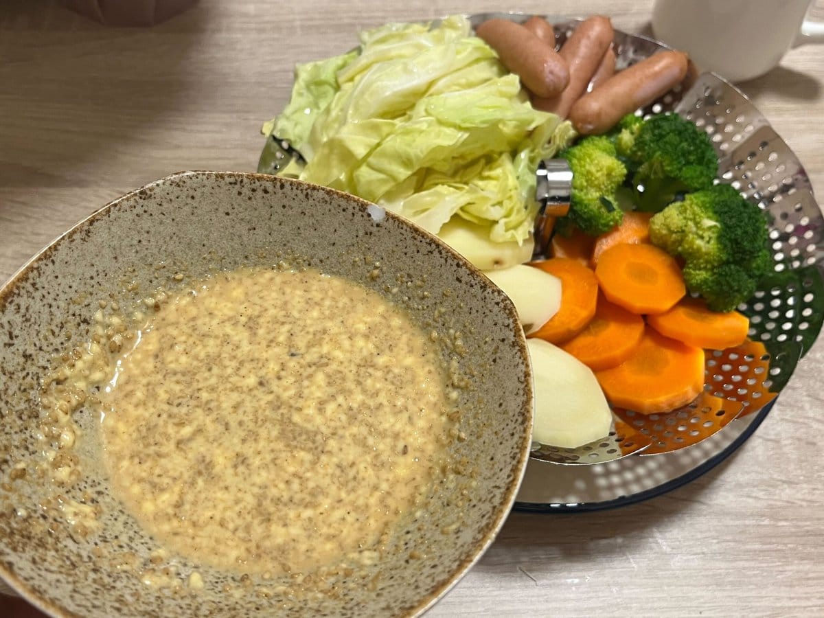 貝印の「ステンレス蒸し器」で作った「彩り温野菜サラダ」にはごまだれが合う！