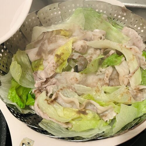 貝印の「ステンレス蒸し器」で作った「豚バラとレタスの重ね蒸し」