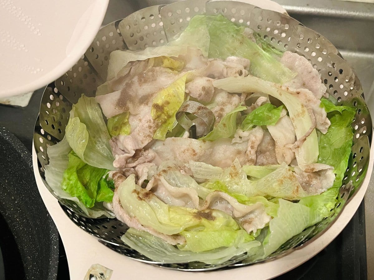 貝印の「ステンレス蒸し器」で作った「豚バラとレタスの重ね蒸し」