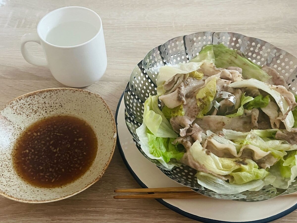 「豚バラとレタスの重ね蒸し」は特製だれで食べると“優勝”できます