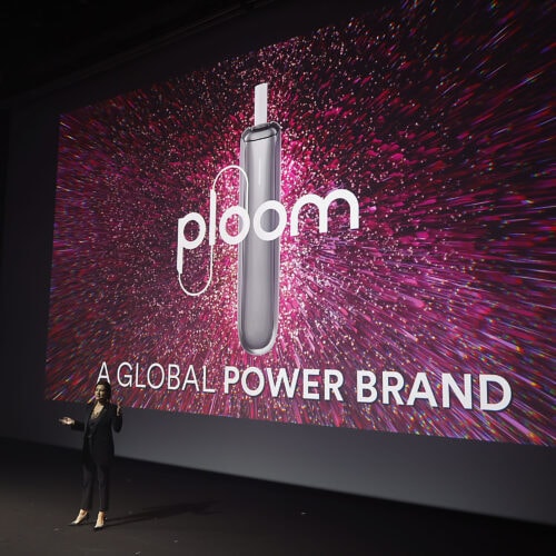 JTプルーム・オーラ（Ploom AURA）新商品発表会でプレゼンするJTインターナショナル マーケティング＆セールス シニア・バイス・プレジデントのナターシャ・ミロセビッチさん