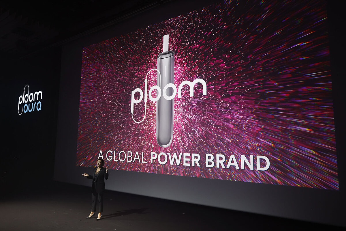JTプルーム・オーラ（Ploom AURA）新商品発表会でプレゼンするJTインターナショナル マーケティング＆セールス シニア・バイス・プレジデントのナターシャ・ミロセビッチさん