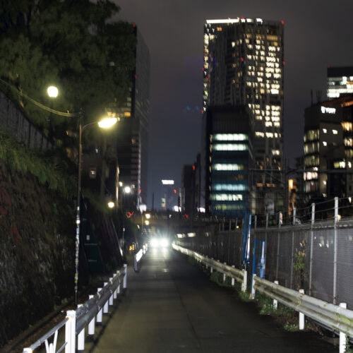 撮影は夜の東京で行われた