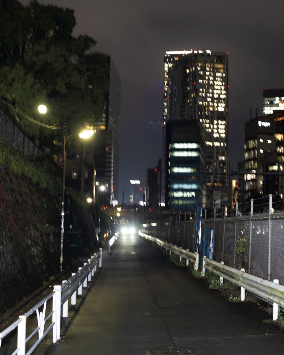 撮影は夜の東京で行われた