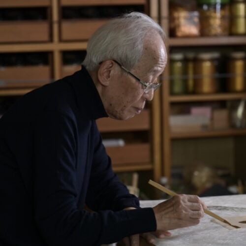松本流金彩工芸士の廣岡讀氏が手がけたのは、桜をモチーフにしたデザイン。