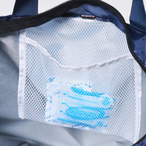 内生地は保冷効果があり、保冷剤を入れられるメッシュポケットも装備