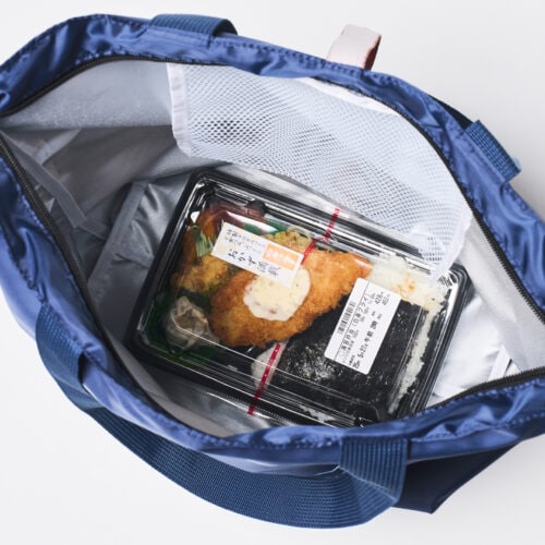 弁当なども傾けずに寝かしたまま入れられる