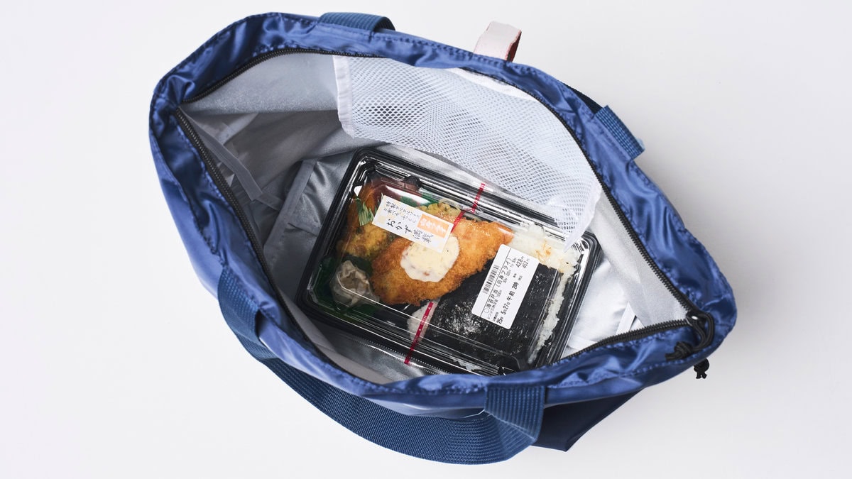 弁当なども傾けずに寝かしたまま入れられる