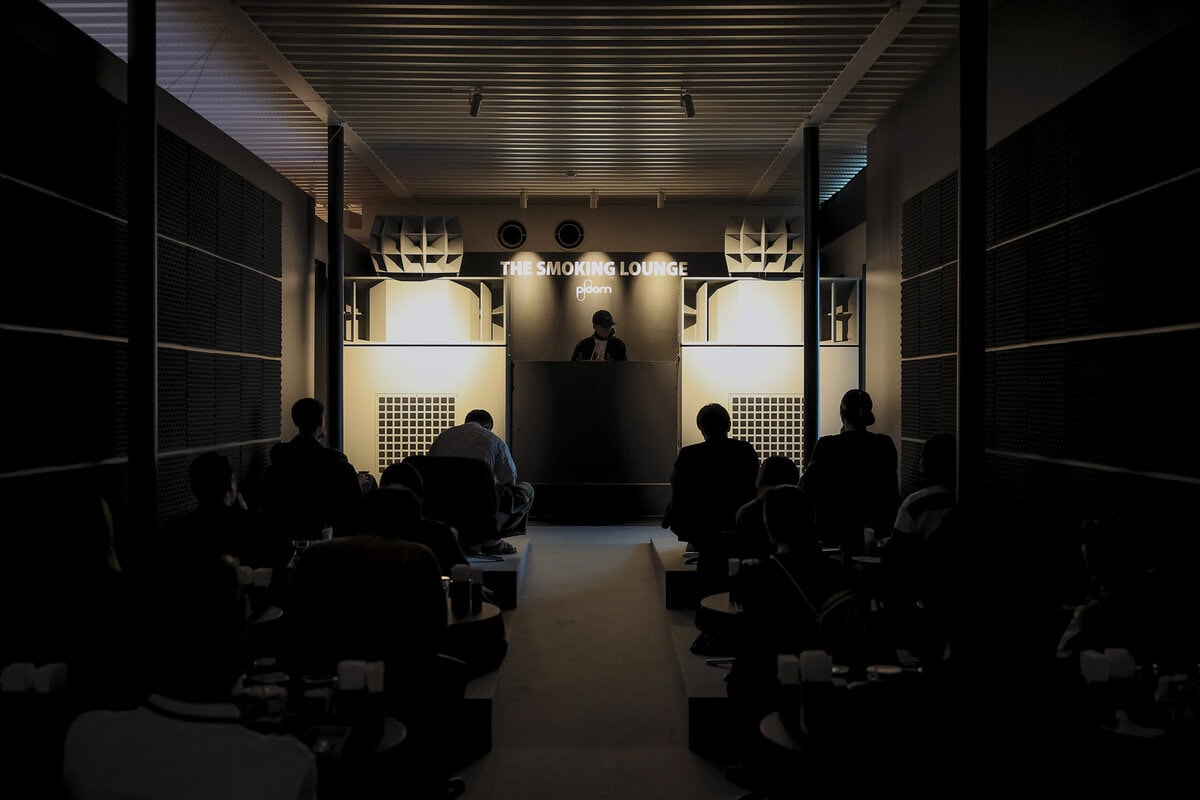 THE SMOKING LOUNGE by Ploom デヴォン・ターンブルが手がけるスピーカーブランド「Ojas」とノルウェーの音響ブランド「NNNN」が共同開発したONシリーズの最上位モデルON2