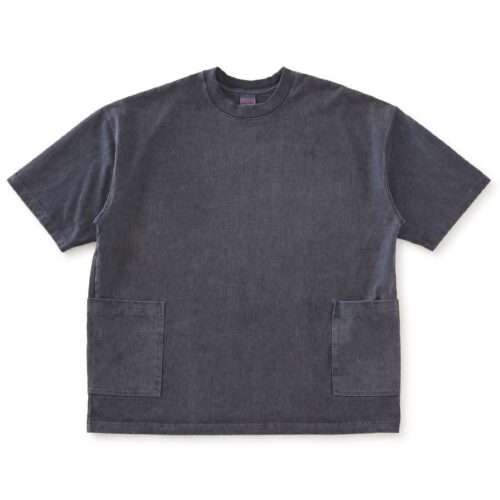 完成後に染色を施す“製品染め”加工により、ひとつひとつ微妙に異なる風合いが生まれている。着用を重ねることで少しずつ色が変化し、自分だけの表情が楽しんでいただきたい。