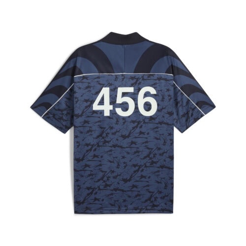 また、サッカーシャツには、主人公が作中で背負う番号“456”を背面にデザインし、作品世界をイメージしたグラフィックが特徴となっている。