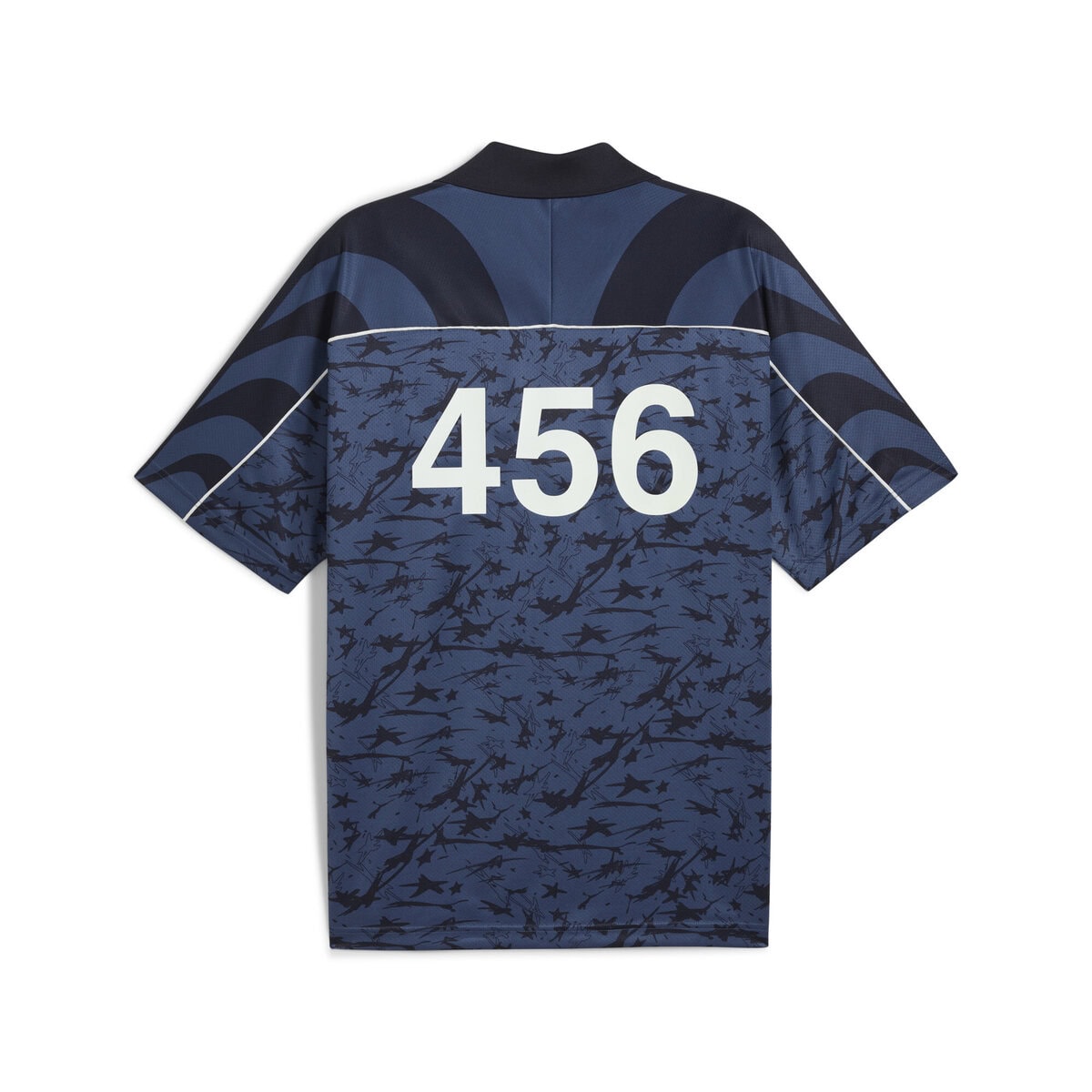また、サッカーシャツには、主人公が作中で背負う番号“456”を背面にデザインし、作品世界をイメージしたグラフィックが特徴となっている。