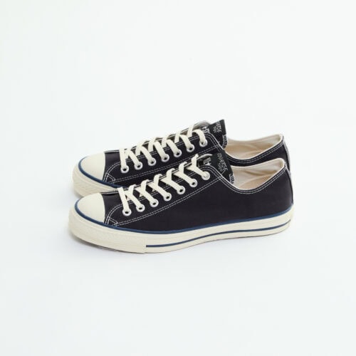 アッパーには、CONVERSEのルーツであるアメリカへの敬意を込めて、主にアメリカのワークウェアで使用されているダック生地を採用。洗い加工を施し、まるで長年履き込んだような柔らかさと風合いを実現した。