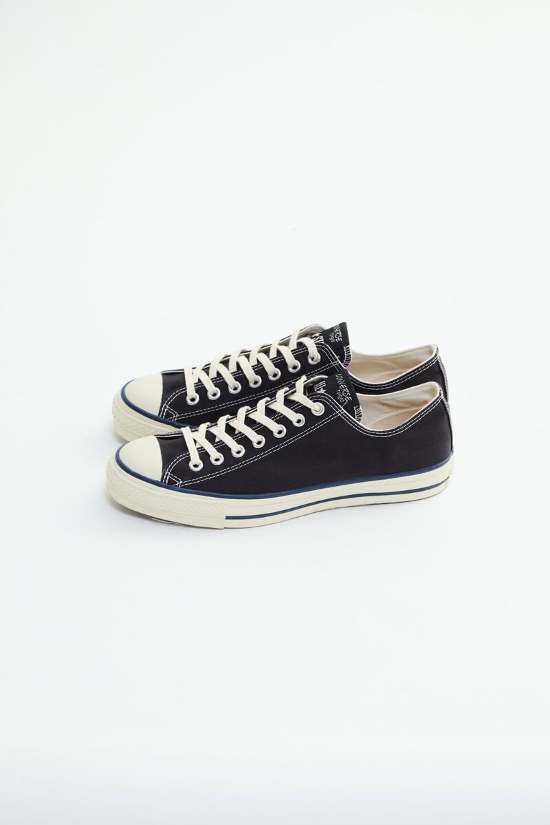 アッパーには、CONVERSEのルーツであるアメリカへの敬意を込めて、主にアメリカのワークウェアで使用されているダック生地を採用。洗い加工を施し、まるで長年履き込んだような柔らかさと風合いを実現した。