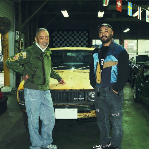 テリーさんの愛車、78年式の日産・ダットサン前で。