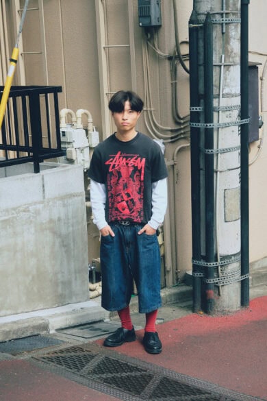 【スナップ】Tシャツの赤プリントに合わせた赤のソックス…いわゆる“色ハメ”による統一感の創出