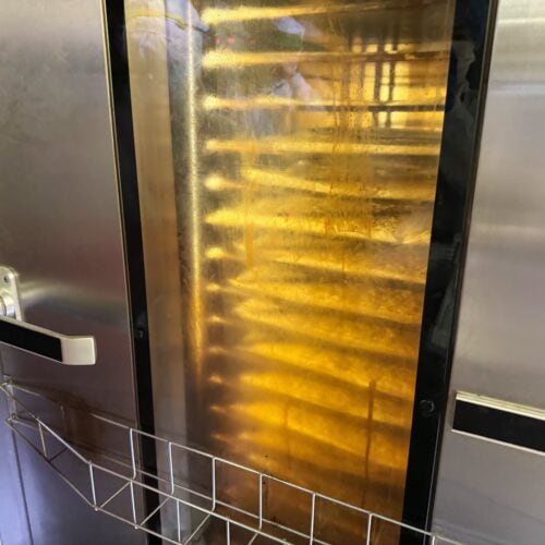 丁寧に1枚ずつ230度の高温で焼き上げます