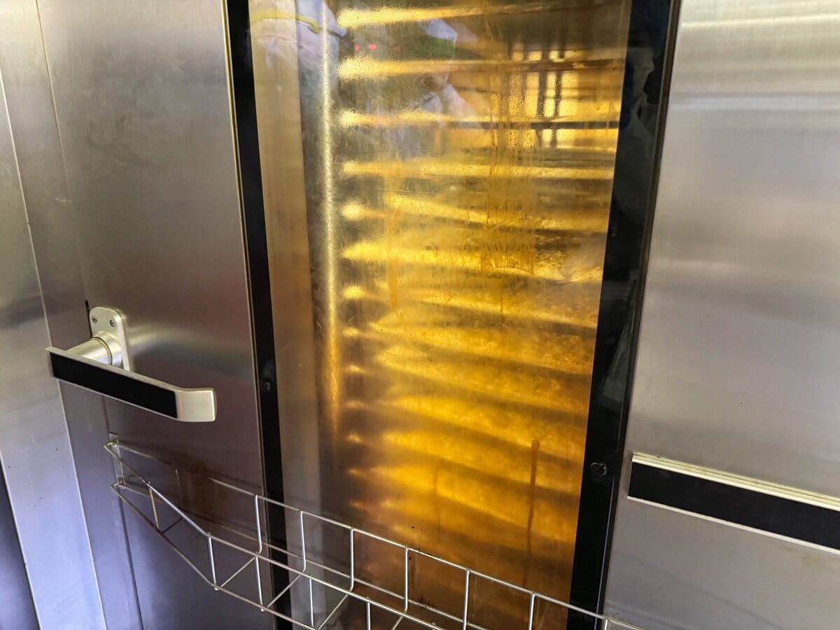 丁寧に1枚ずつ230度の高温で焼き上げます