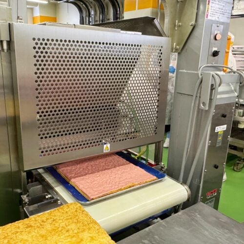 焼きあがったパイ生地に濃厚なクリームを重ねていく作業