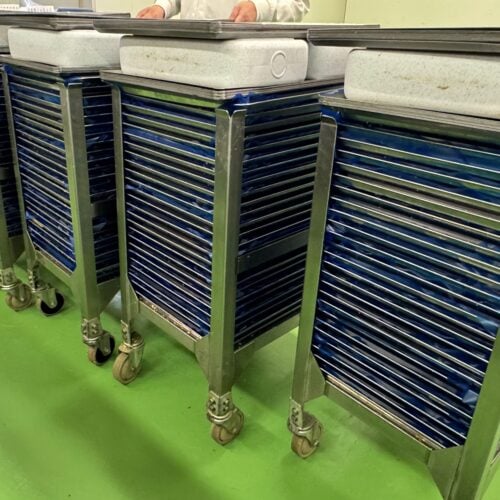 上から15kgもの重しを乗せて、それぞれの層がしっかりと密着するように圧力をかけます