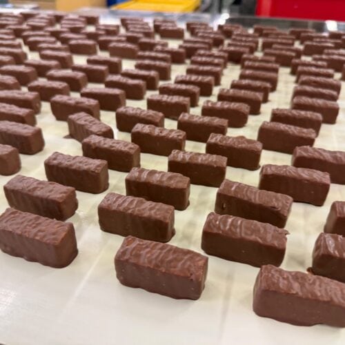 1日14万本…3日かけて作る究極ミルフィーユの製造工程に密着！メリーチョコレートの“工場見学”がすごすぎた